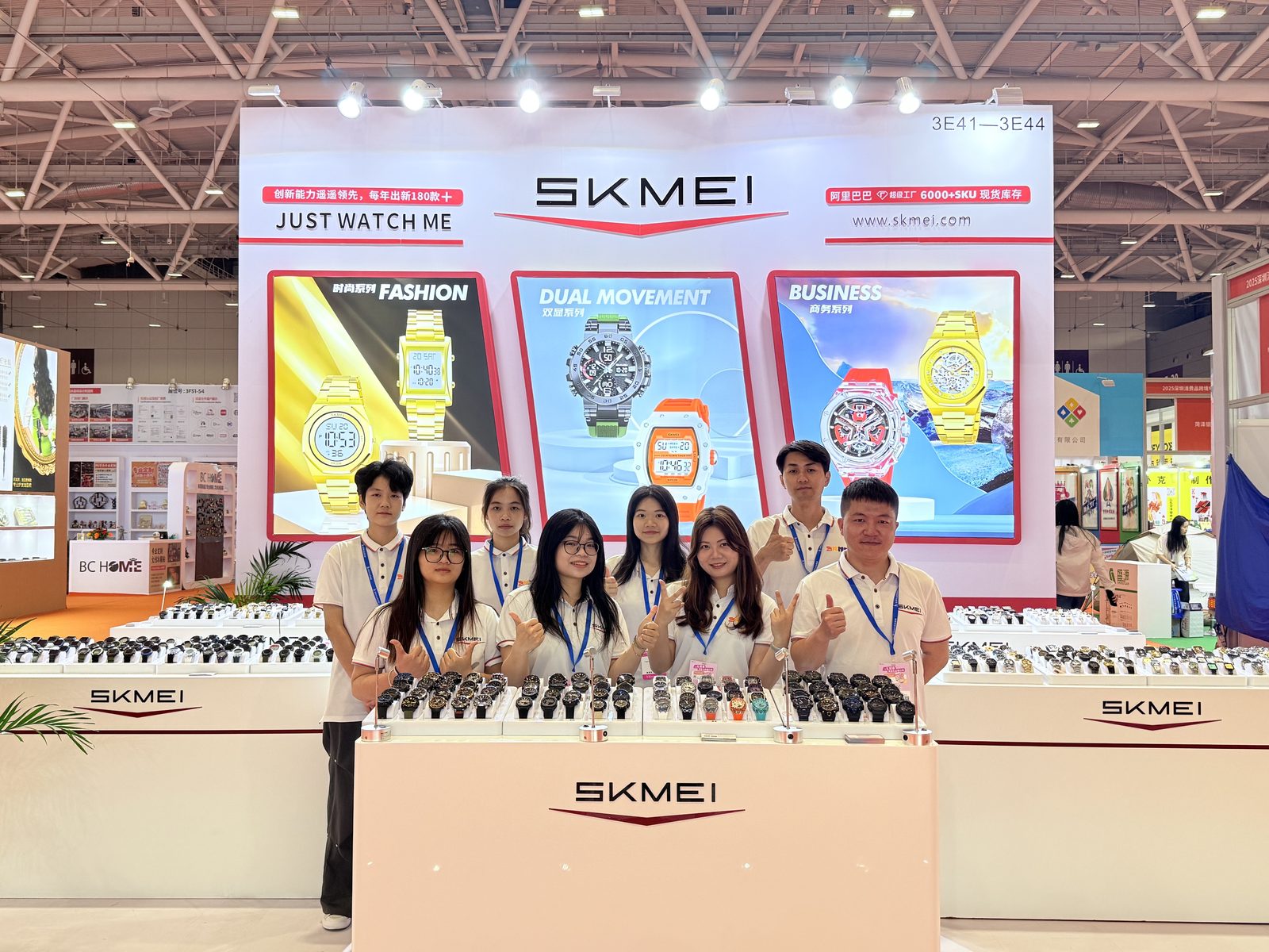 SKMEI team at booth 3E41-3E44 during the 2025 Shenzhen consumer goods cross-border e-commerce expo