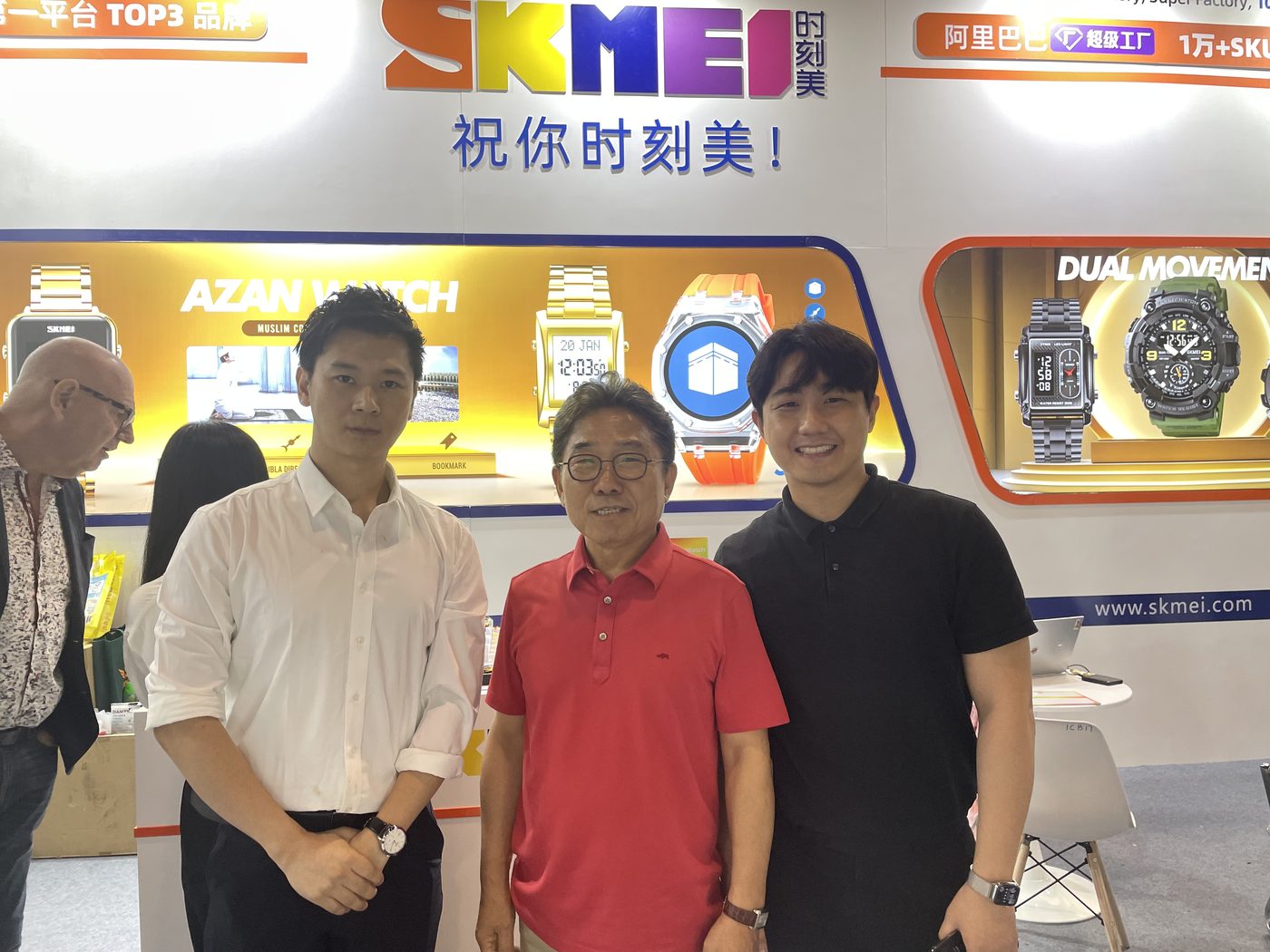 SKMEI representative with a Korean buyer at the 2023 Hong Kong watch trade show