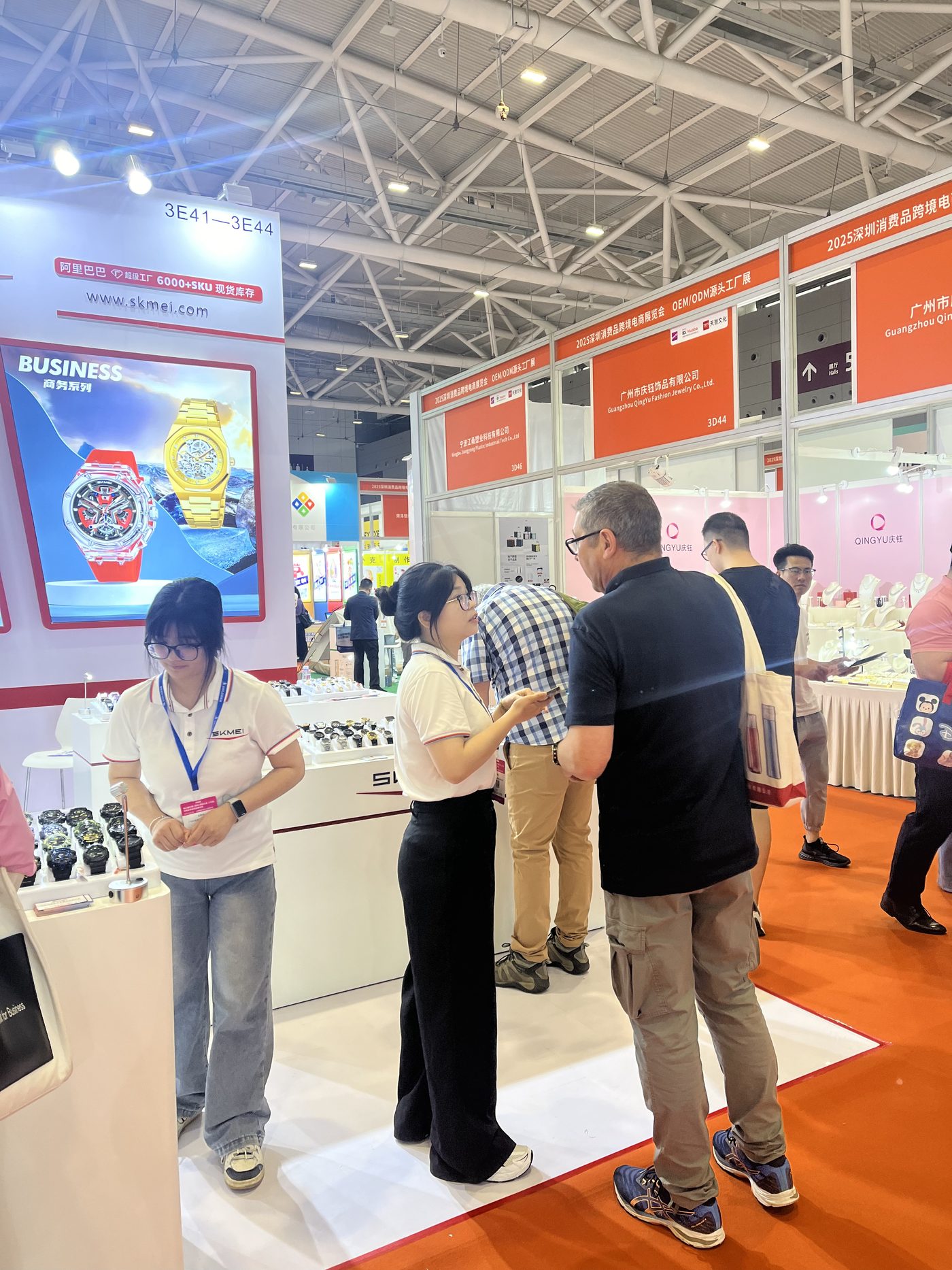 Buyer conversation at the SKMEI booth, 2025 Shenzhen cross-border e-commerce expo