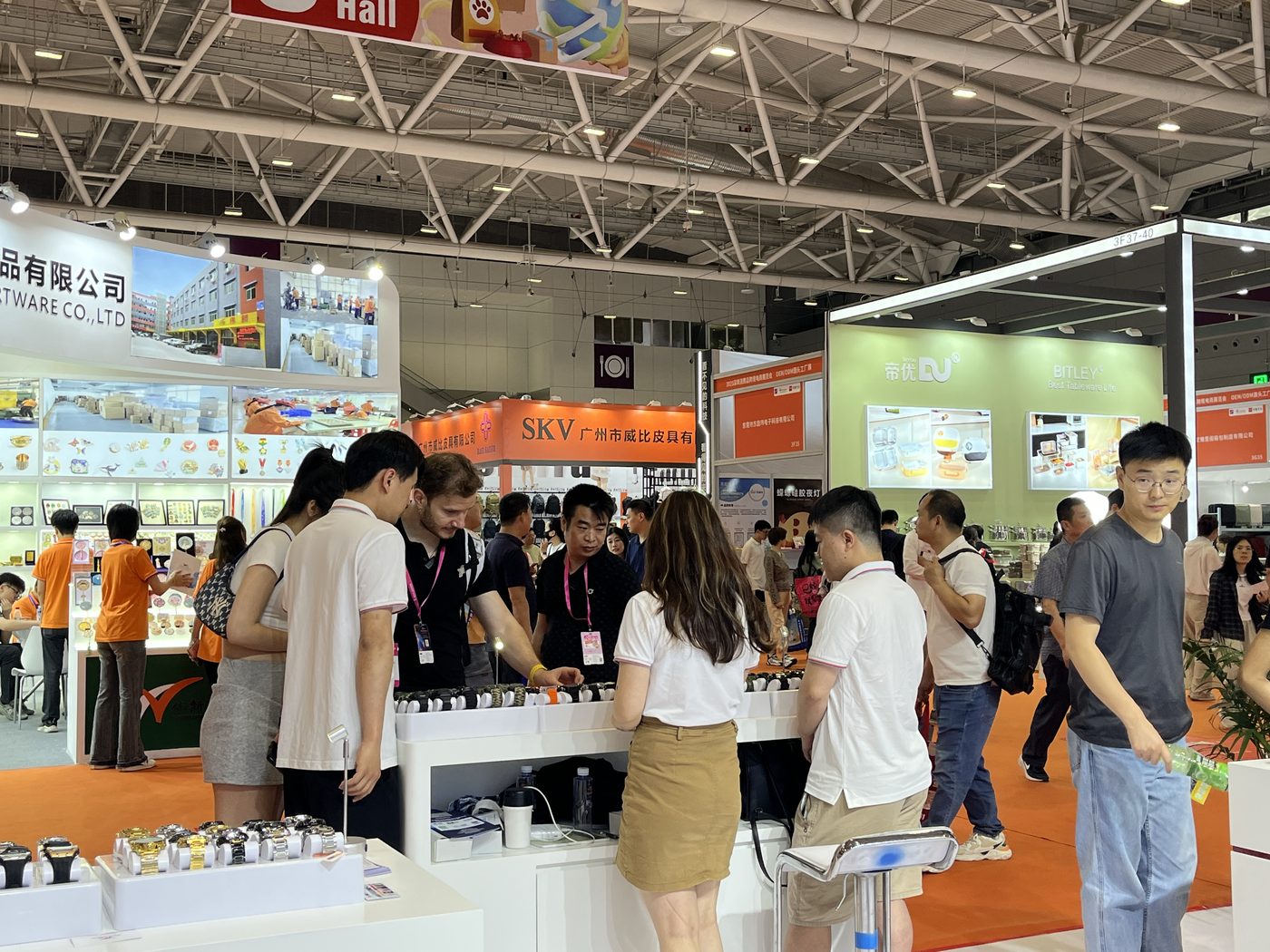 Catalogue review with a visitor at the SKMEI booth, 2025 Shenzhen expo